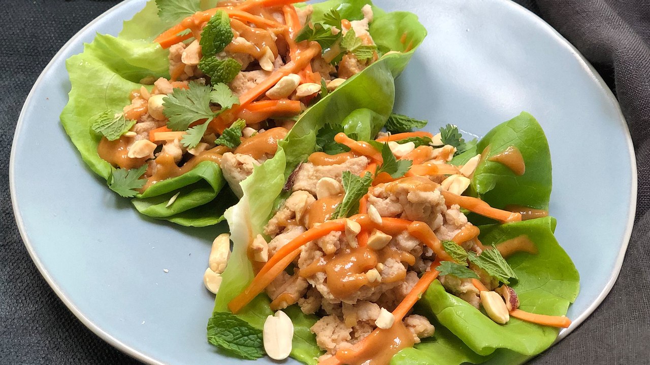 How to Make Thai-Style Lettuce Wraps With Peanut Sauce
