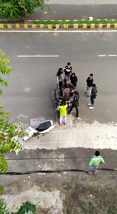 नानाखेड़ा स्थित कॉसमॉस मॉल के बाहर युवक-युवती के बीच चले लात-घुसे