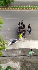 नानाखेड़ा स्थित कॉसमॉस मॉल के बाहर युवक-युवती के बीच चले लात-घुसे