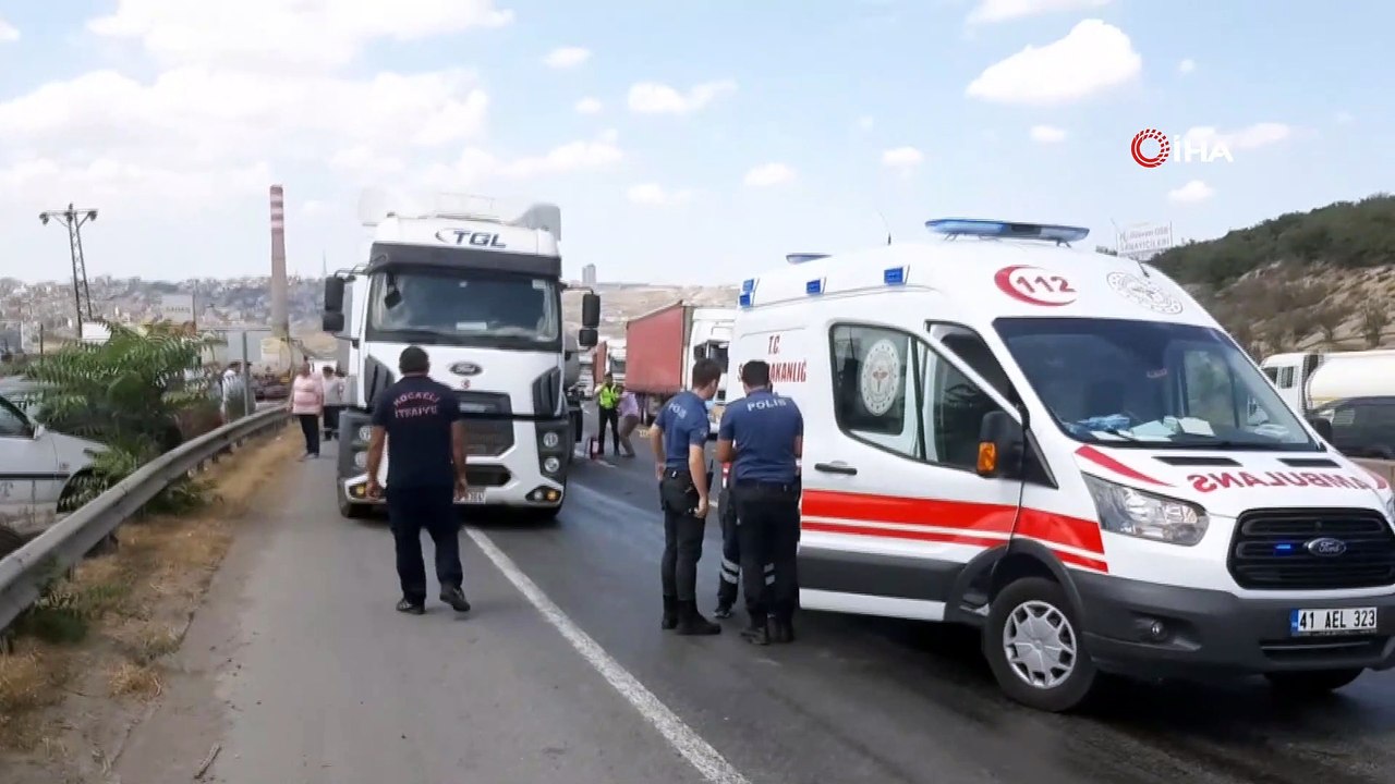 Otomobil tankere çarptı, sıkışan sürücüyü itfaiye kurtardı