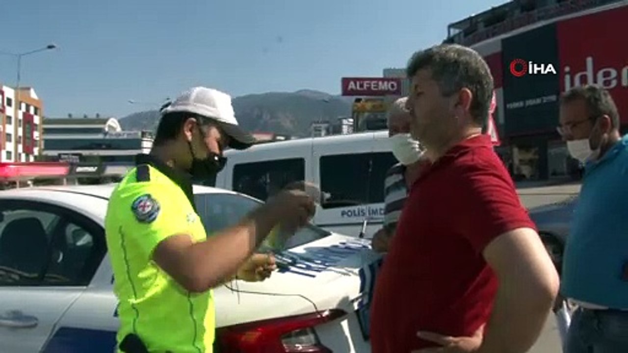 Dikkatsiz sürücü şerit değiştirmek isterken kaza yaptı