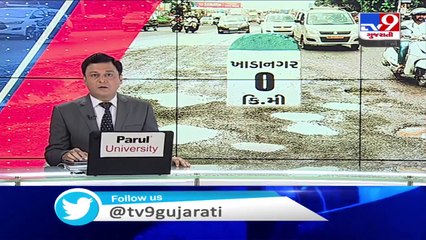 Amreli - Lathi farmers paste banners alleging govt for hiding crop insurance data