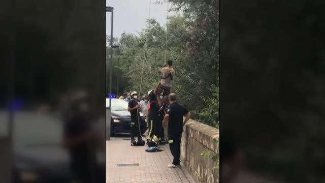 Un turista cae al río mientras se hacía un selfie