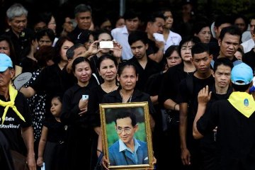 Thousands queue to pay last respects to Thailand's late king