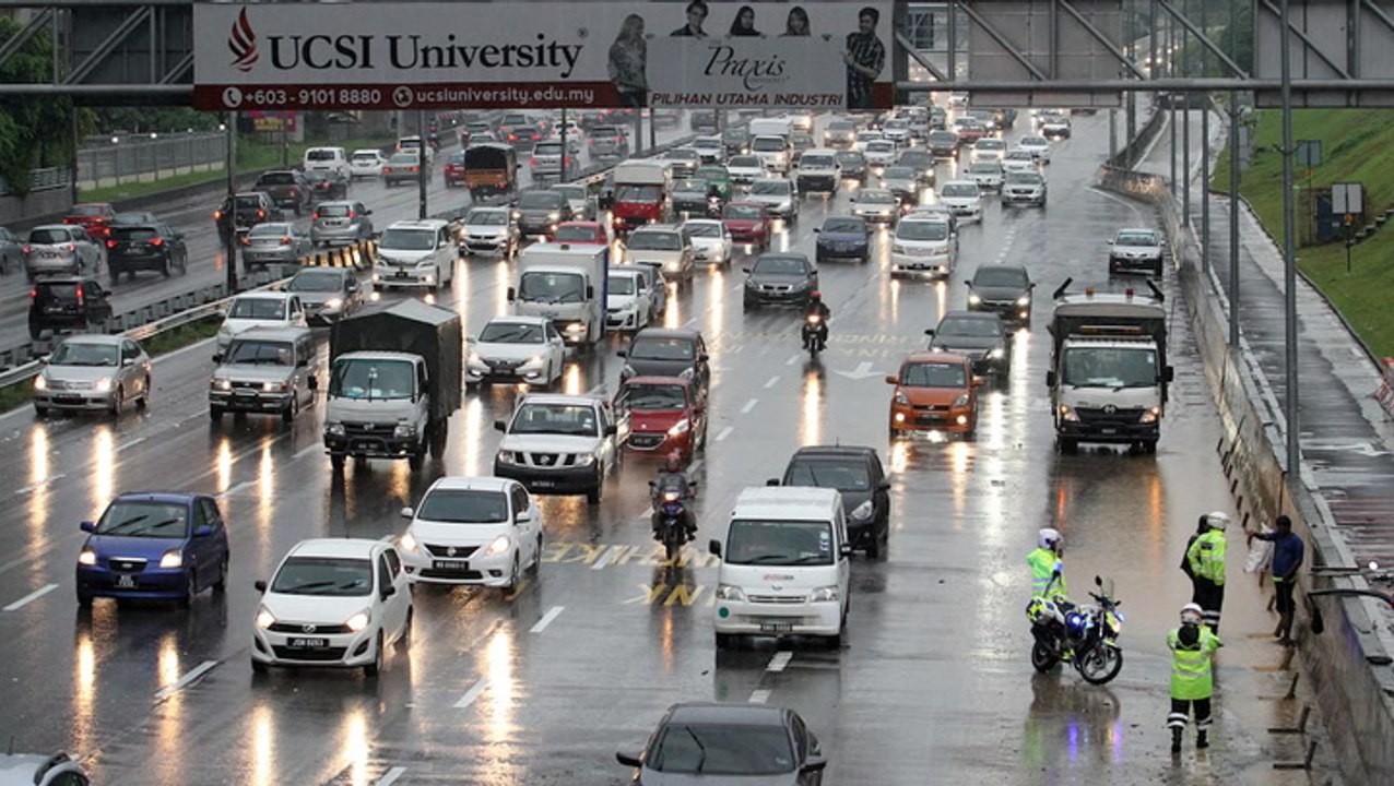 Downpour causes flash floods in Klang Valley