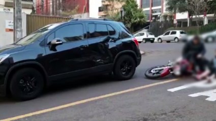 Duas pessoas ficam feridas em colisão entre Tracker e moto no Centro