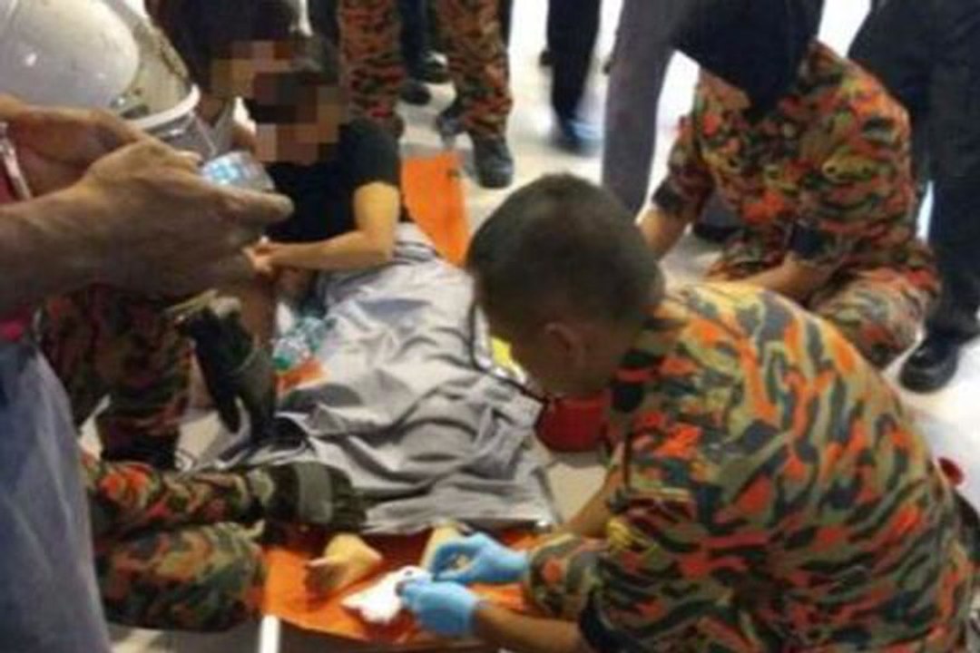 Woman fractures toes in shopping mall's escalator