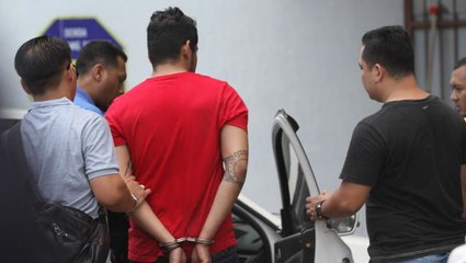 Descargar video: Penang cops nab six men hiding in hotel