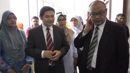 Скачать видео: Rafizi and bank clerk ordered to enter defence in confidential banking information case