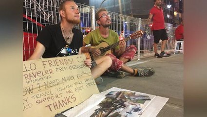 Backpackers selling handmade arts to fly back home