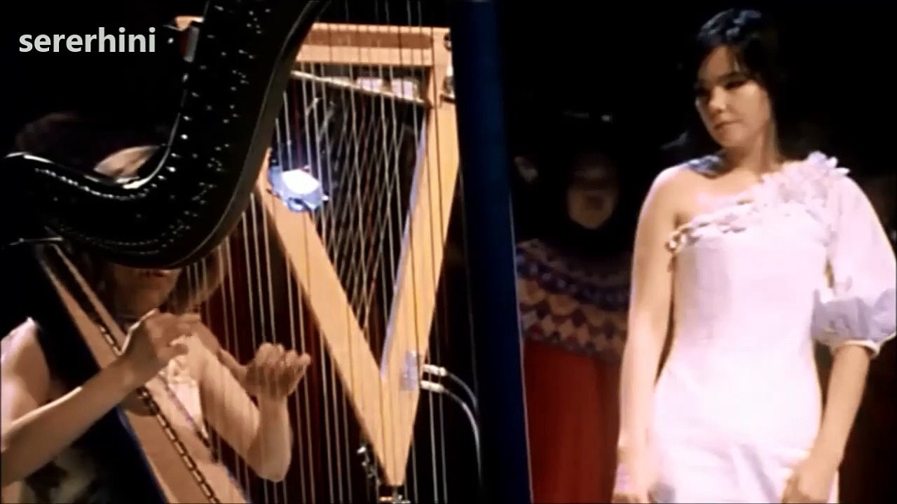 Björk — “Generous Palmstroke” – Performed and Written by Björk, Zeena Parkins | (from Björk ‎– Vespertine Live at Royal Opera House — 065078–9)