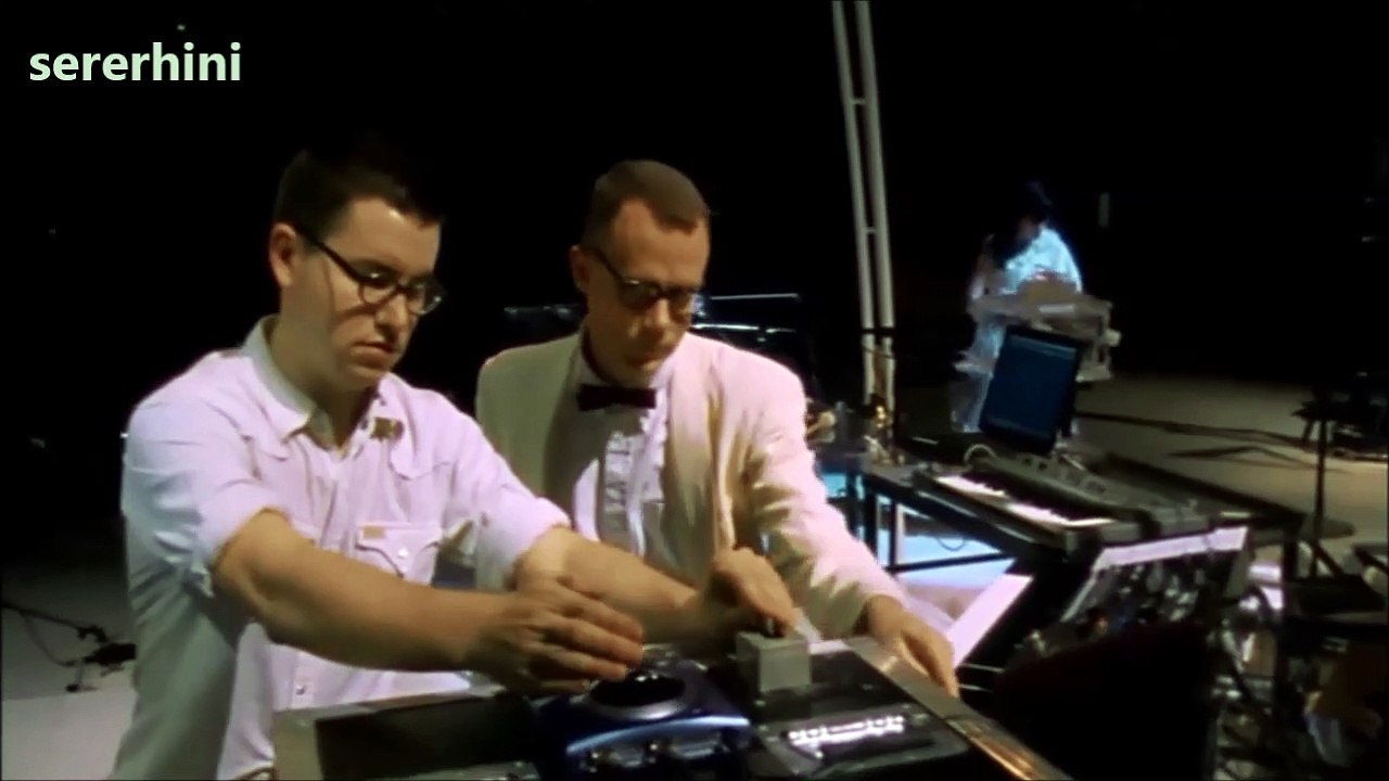 Björk — “Cocoon” – Performed and Written by Björk, Knak | (from Björk ‎– Vespertine Live at Royal Opera House — 065078–9)