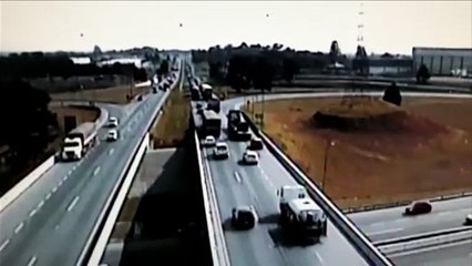 Nasceu de novo! Vídeo mostra momento em que carro é prensado por três caminhões