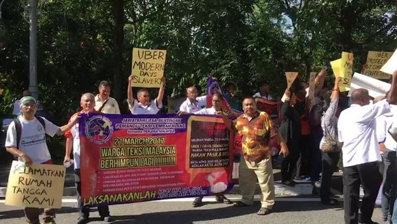 Taxi drivers protest against Grabcar and Uber outside Parliament