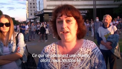 Bélarus: les manifestations se poursuivent, la principale rivale du président quitte le pays