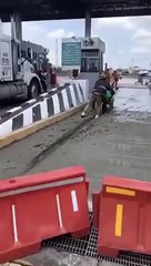 Grosse erreur de ce motard qui a roulé sur une voie fermée à la circulation... pour cause de béton frais