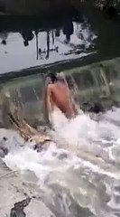Il pense avoir trouvé le corps d'un homme dans l'eau... Pas du tout