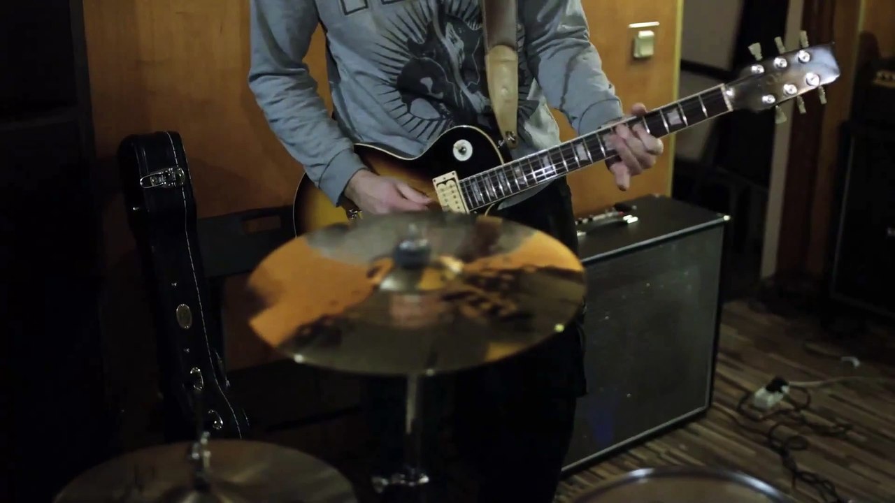 50) Music.  Guitar Bass.  Loose Slip. Stayloose. Dance et électro.  Dramatique