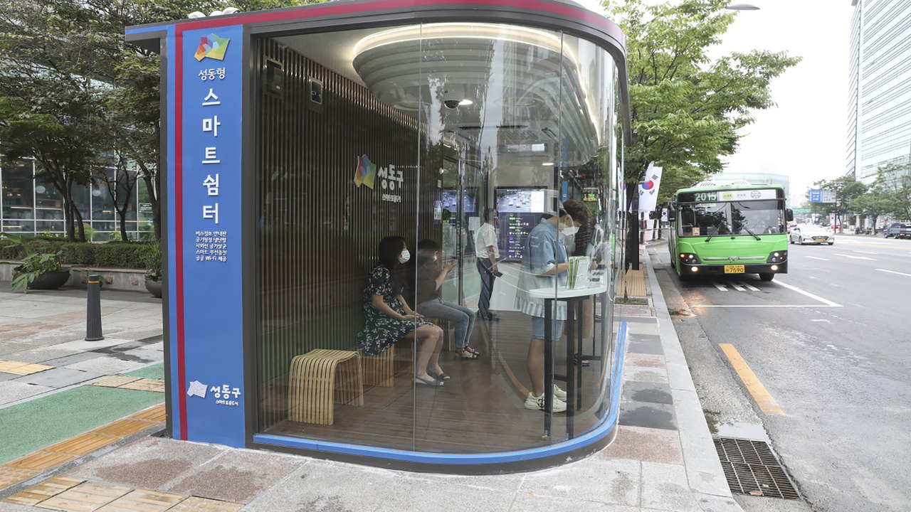 Hàn Quốc: Sáng tạo nhà chờ xe buýt thông minh chống lây nhiễm Covid-19| VTC
