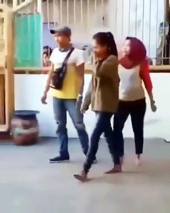 Sepasang Kekasih Berantem di Jalan, si Cowok Nangis dan Teriak Histeris, Jadi Tontonan