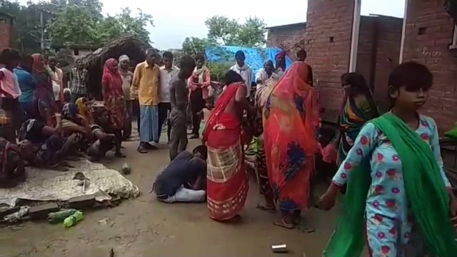 भरभराकर गिरी कच्ची दीवाल, मलबे में दबकर महिला की मौत