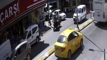 Kaza yapan motosikletin devrilme anı kamerada