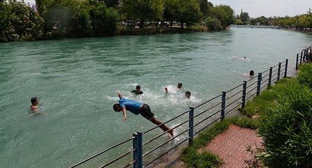 Tehlikeye rağmen kanalda serinliyorlar