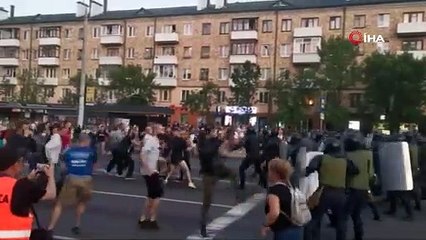 Çatışmaların devam ettiği Belarusta çok sayıda kişi gözaltına alındı