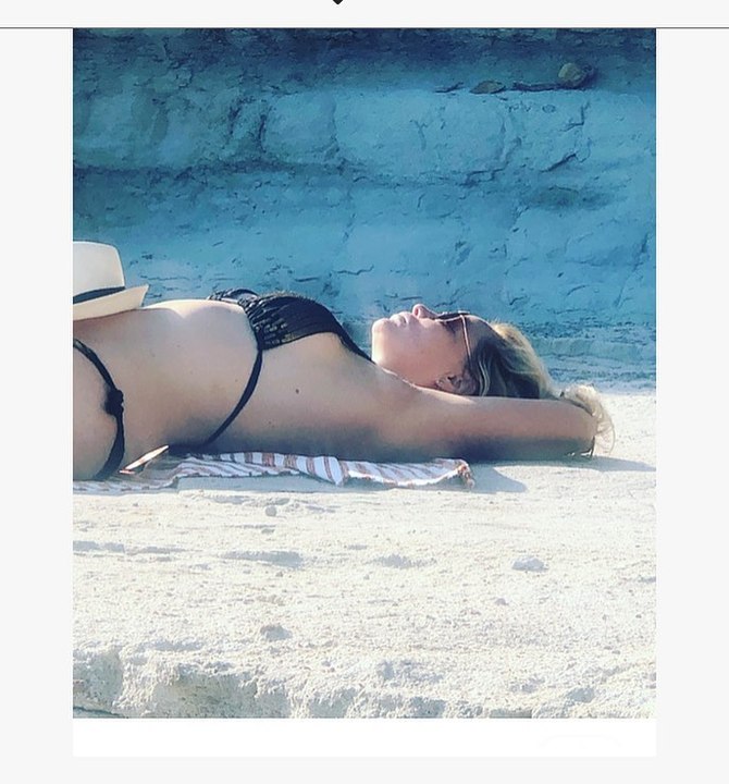 Emmanuelle Béart se prélasse en maillot de bain sur la plage et ses fans sont ravis