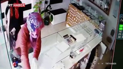Kadın kılığındaki hırsızların kuyumcu soygunu kamerada