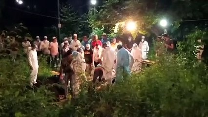 प्रसिद्ध शायर राहत इंदौरी को सोशल डिस्टेंडिंग के तहत दी गई अंतिम विदाई