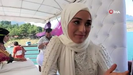 Salondan kaçtılar, baraj gölü ortasında teknede nikah kıydılar