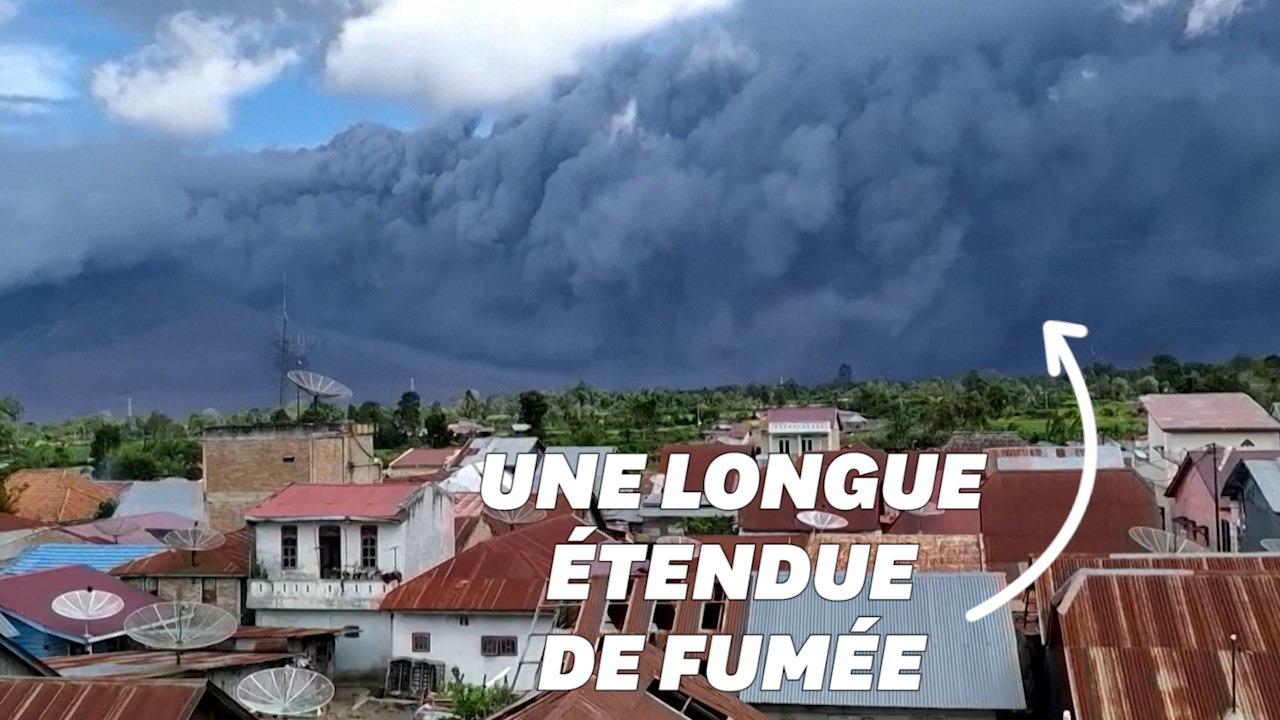 La fumée de cendres de ce volcan s'étend sur 5km de long