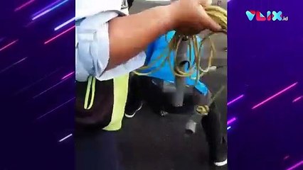 Sadis, Orang Gangguan Jiwa Dilempar dari Pesawat