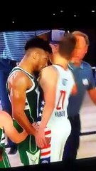 Antetokounmpo rakibine kafa attı!