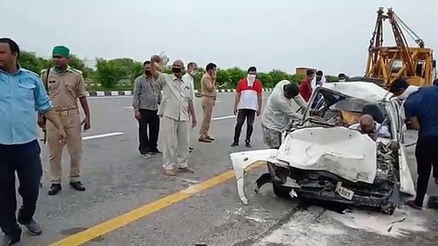 UP: आगरा-लखनऊ एक्सप्रेस वे पर खड़े ट्रक में घुसी कार, तीन की मौत, एक गंभीर रूप से घायल