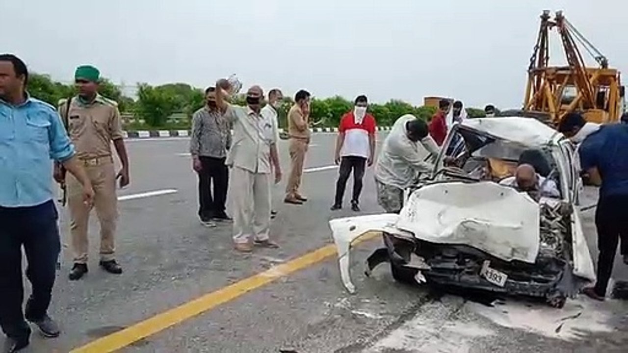 UP: आगरा-लखनऊ एक्सप्रेस वे पर खड़े ट्रक में घुस...