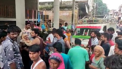 अनियंत्रित वाहन ने सड़क किनारे खड़े कई लोगो को किया गम्भीर रुप से घायल