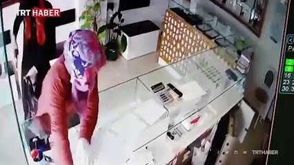 Kadın kılığındaki hırsızların kuyumcu soygunu kamerada