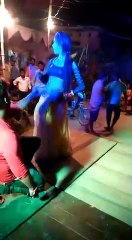 जन्माष्टमी पूजन पर तमंचा लेकर अश्लील डांस