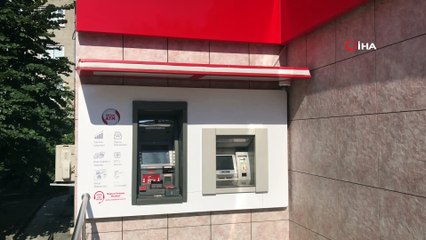 Güneşliği olmayan ATM’de vatandaşlar işlem yaparken zorlanıyor