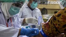 Petugas medis memeriksa sampel darah relawan saat simulasi Uji Klinis Vaksin Covid-19 di Rumah Sakit Pendidikan Universitas Padjadjaran, Jalan Prof. Eyckman, Kota Bandung.