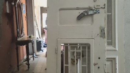 Con sus manos, libaneses reconstruyen las casas destruidas para quedarse