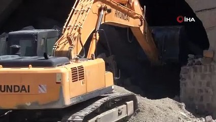 Göçük altında kalan hayvanlarının kurtarılmasını böyle beklediler