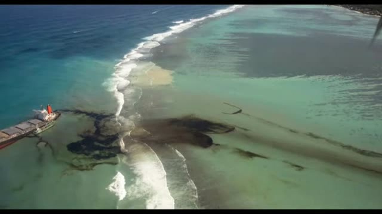 Ya son más de 1.000 toneladas de petróleo las vertidas frente a la Isla de Mauricio