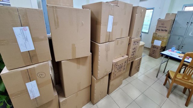 Thu giữ 67.000 khẩu trang trôi nổi mùa dịch | VTC