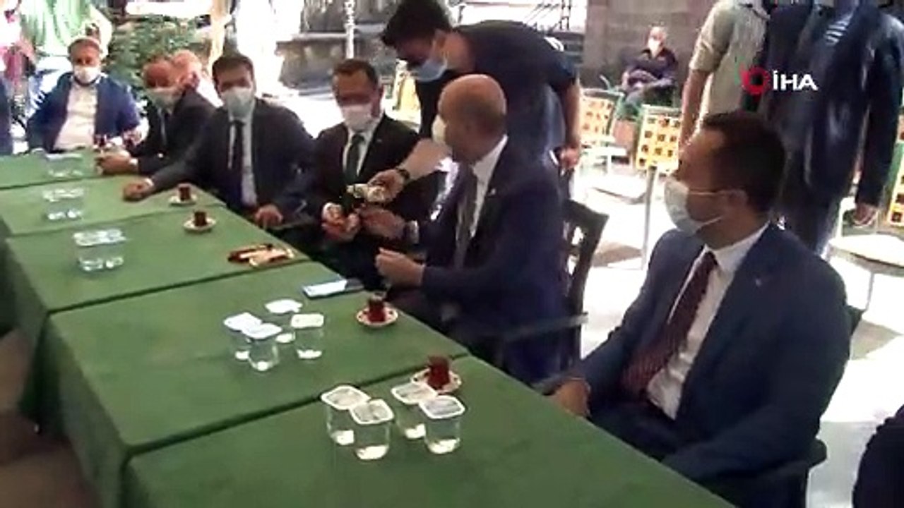 Dünya Etnospor Başkanı Bilal Erdoğan, Söğüt sakinleriyle çay sohbetine katıldı