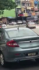 KL cops shoots suspected drug dealer’s tyres after driver rams cars in Sentul