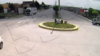 Cam yüklü kamyonet dönüş yaparken böyle devrildi