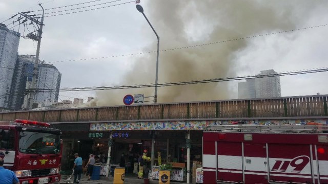 서울 후암시장 내부식당에서 불... 100여 명 자력 대피 / YTN